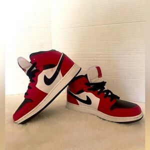 Sold$$💵Nike Jordan 1 Mid Chicago Black Toe GS 554725-069 Size 6Y